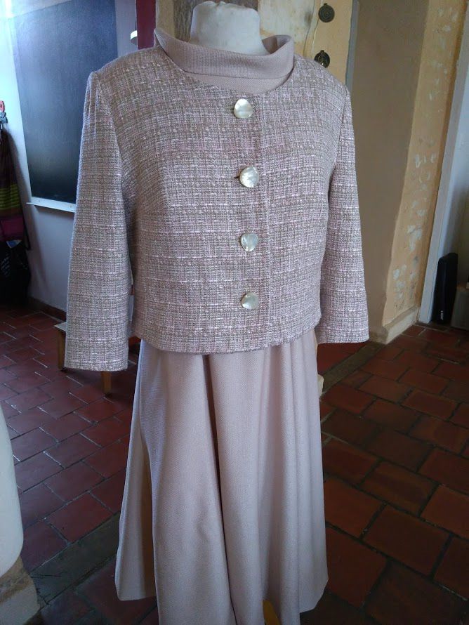 Robe de Soie style Jackie K. avec sa veste Chanel