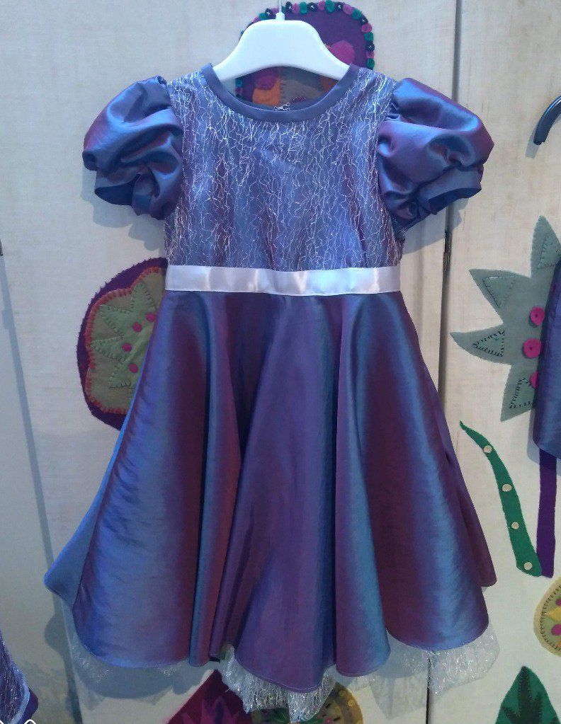 Olicia voulait une jolie robe qui tourne pour le mariage de ses parents.